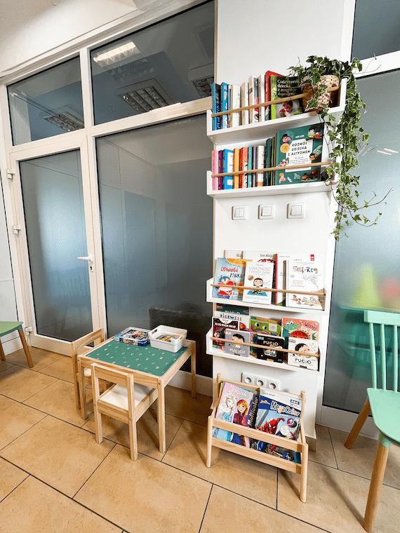 Biblioteczka i kącik dziecięcy w Centrum Terapii Równowaga Kalisz