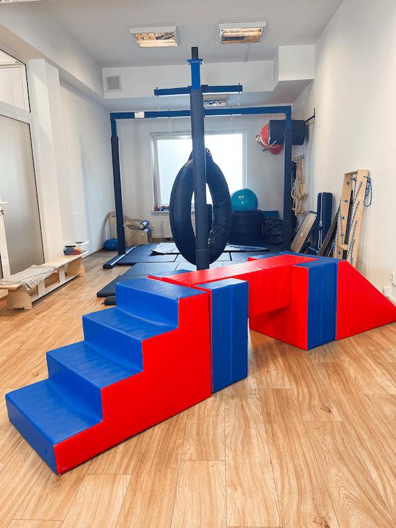 Duża sala do terapii integracji sensorycznej w Centrum Równowaga Kalisz